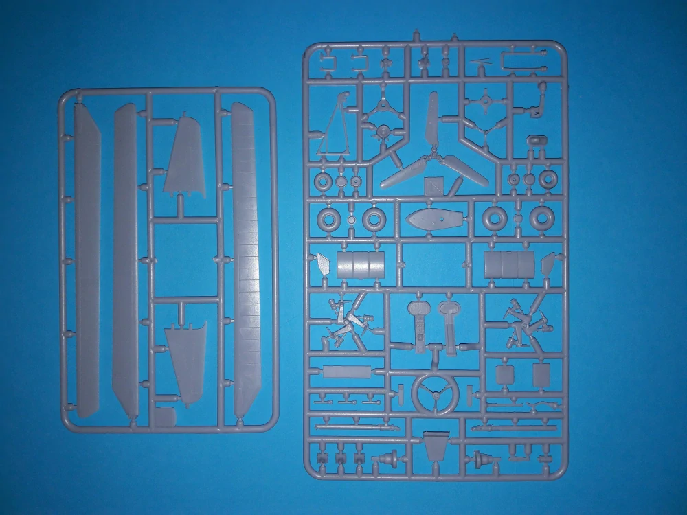 AMP 1/48 Sikorsky R-5/S-51  USAF rescue, víceúčelový vrtulník z druhé světové války a poválečného období.